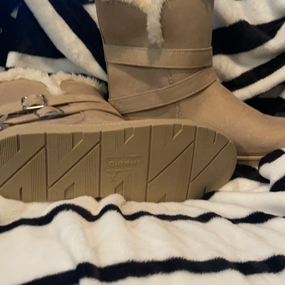 Tan and fur boots Size: 9 1/2 - Picture 3 of 4